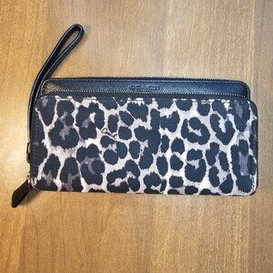 Coach Double Accordion Zip Wallet Wristlet Clutch in Leather F53146